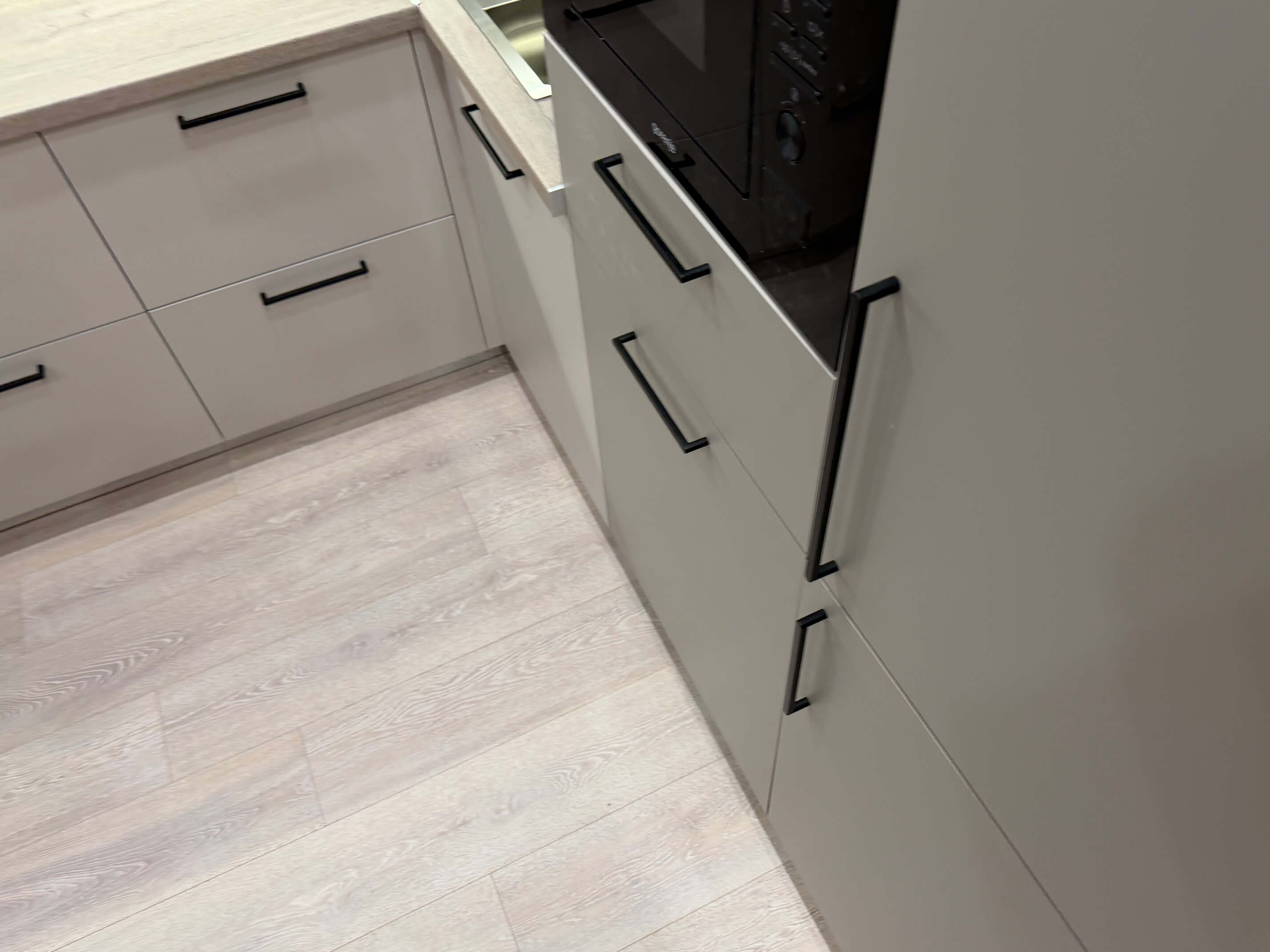 Ламинат светлый под тяжелой мебелью